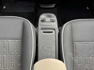 Car image 32