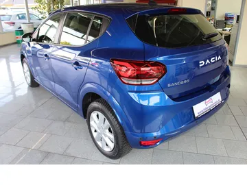 Car image 4