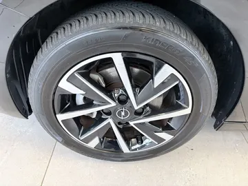 Car image 24