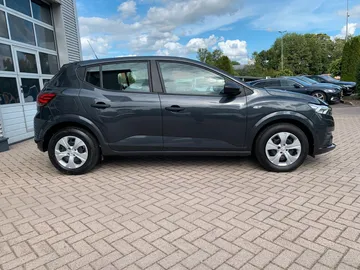 Car image 3