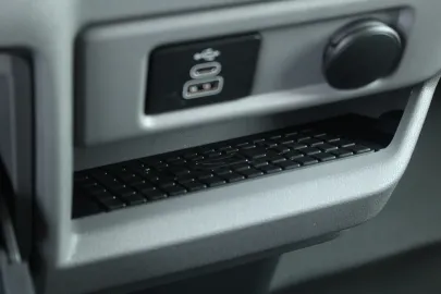 Car image 32