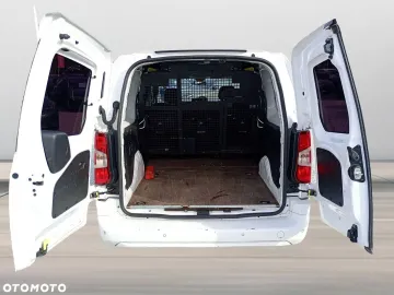 Car image 28