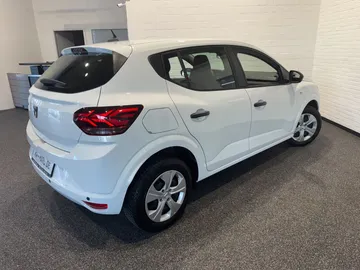 Car image 4
