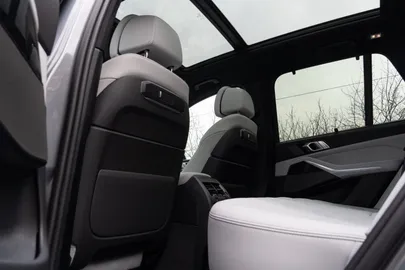 Car image 32