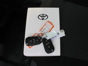 Car image 30