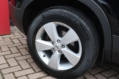 Car image 26