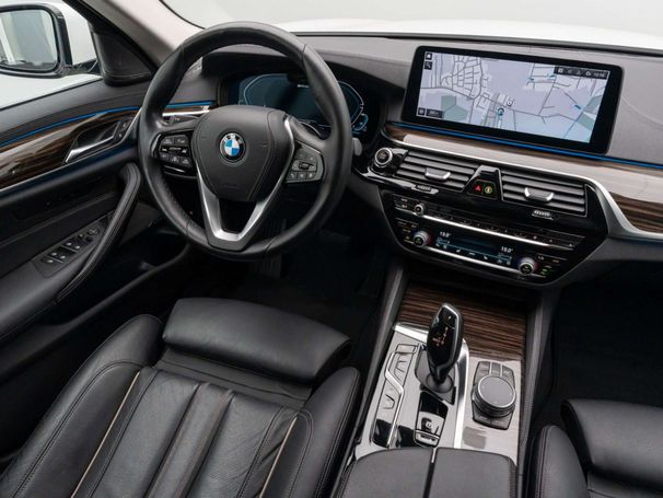 BMW 530 Touring e 215 kW image number 25