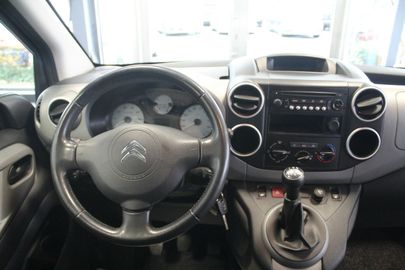 Car image 12