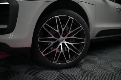 Car image 27