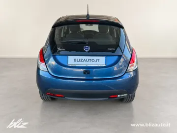 Car image 5
