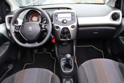 Car image 14