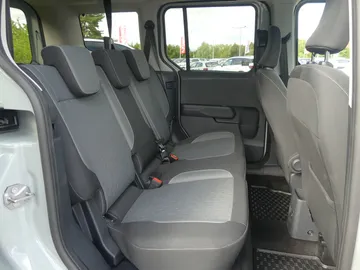Car image 29