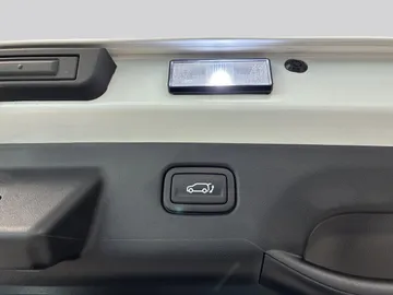 Car image 34