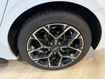Car image 40