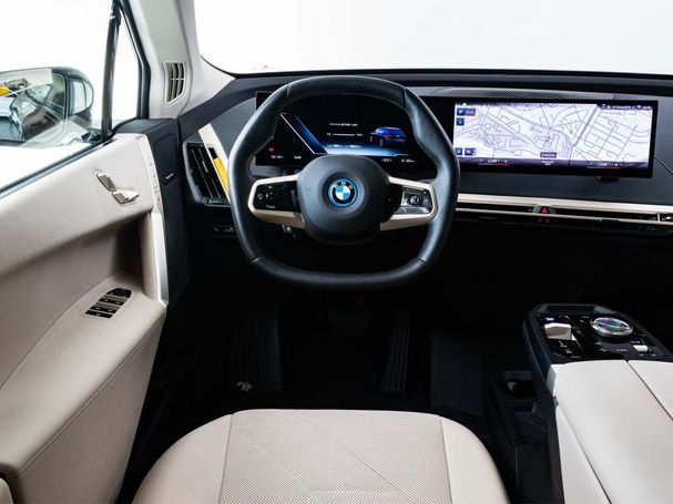 BMW iX xDrive40 240 kW image number 13