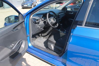 Car image 12