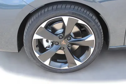 Car image 24