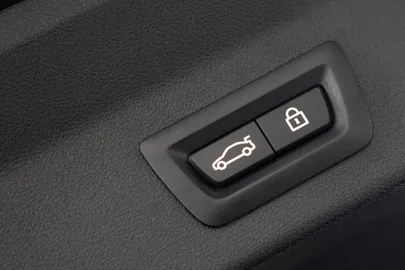 Car image 32
