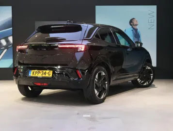 Car image 4