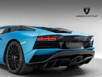 Car image 24