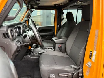 Car image 32