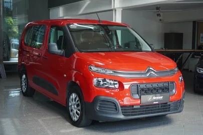 Car image 5