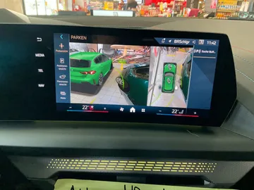 Car image 17