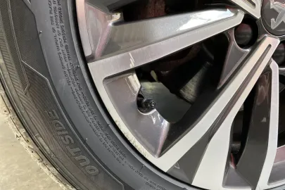 Car image 32