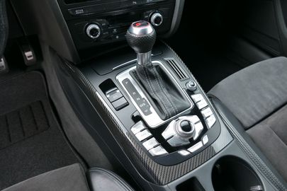 Car image 24