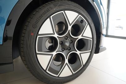 Car image 28