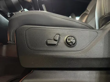 Car image 32