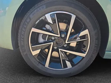 Car image 17
