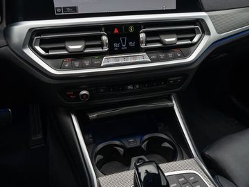 Car image 32