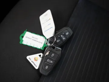 Car image 38