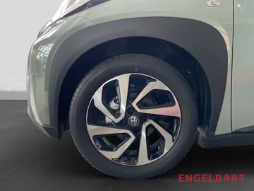 Car image 15
