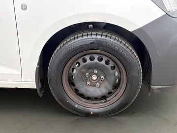 Car image 32