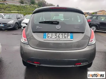 Car image 11