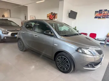 Car image 15