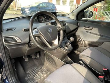 Car image 12