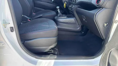 Car image 25