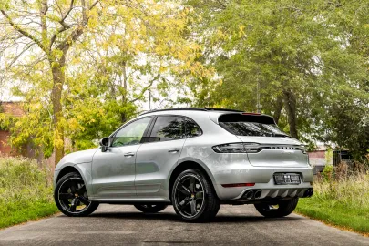 Car image 26