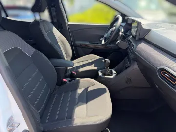 Car image 25