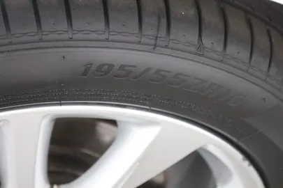 Car image 26