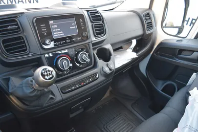 Car image 27