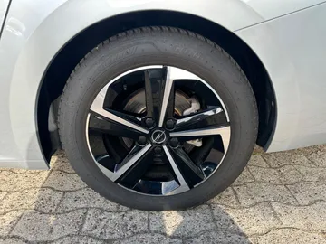 Car image 26