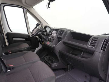 Car image 32