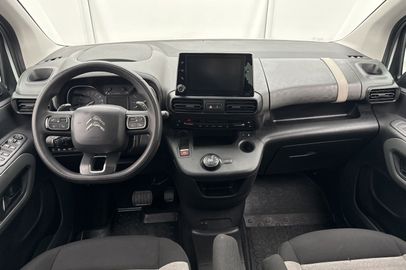 Car image 14