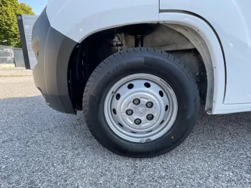 Car image 33