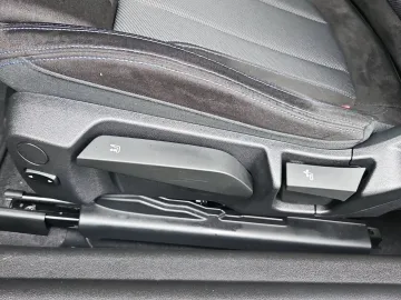 Car image 32