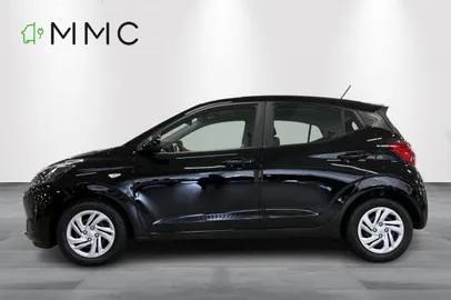Car image 4